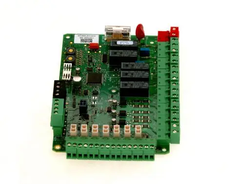 Bosch Leiterplatte mit mehreren Relais, Anschlussklemmen und verschiedenen elektronischen Komponenten auf einer grünen Platine.